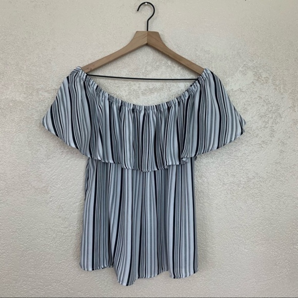 Attention woman’s striped off the shoulder…